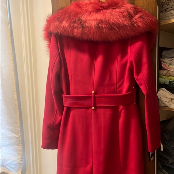Luxurious Red Fur-Trimmed Coat - Picture 4 of 5